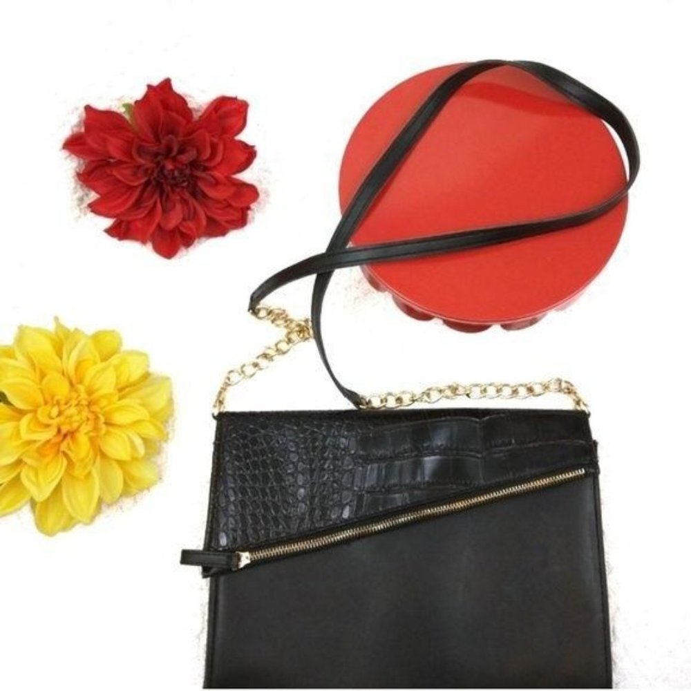 Beautiful vintage Black shoulder purseGold chain